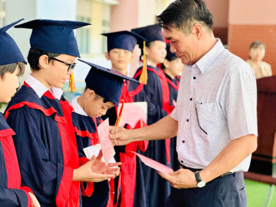 Trường Tiểu học Kim Đồng nhận Quyết định công nhận Thư viện đạt tiêu chuẩn mức độ 1