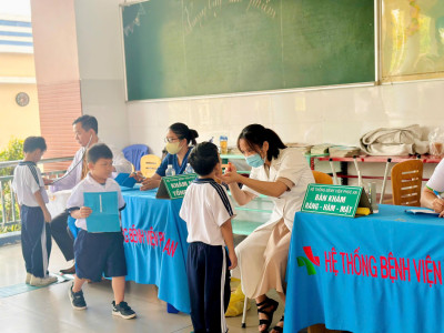 Trường Tiểu học Kim Đồng tổ chức "Khám sức khỏe định kỳ" cho học sinh toàn trường