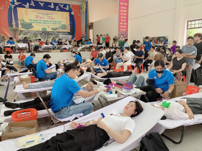 Giáo viên trường Tiểu học Kim Đồng tham gia Hiến máu nhân đạo