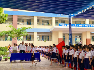 Trường Tiểu học Kim Đồng tổ chức chương trình Chào cờ kết hợp trao giải cuộc thi “Sáng Kiến Bảo Đảm Trật Tự Trường Học Về Phòng Chống Bạo Lực Học Đường” lần III năm 2026