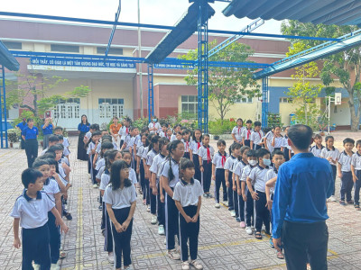 Giáo viên trường Tiểu học Kim Đồng vinh dự đón nhận Bằng khen của Chủ tịch UBND Thành phố Hồ Chí Minh