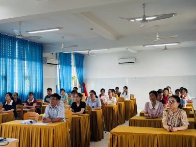 Giáo viên trường Tiểu học Kim Đồng vinh dự đón nhận Bằng khen của Chủ tịch UBND Thành phố Hồ Chí Minh