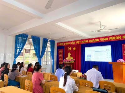 Cán bộ quản lý giáo viên trường Tiểu học Kim Đồng tham gia tập huấn môn Lịch Sử - Địa lí