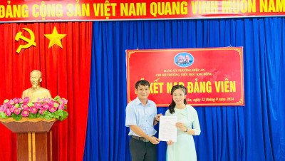 Chi  bộ trường Tiểu học Kim Đồng tổ chức "Lễ kết nạp Đảng viên"