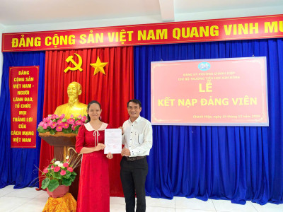 CHI BỘ TRƯỜNG TIỂU HỌC KIM ĐỒNG TỔ CHỨC LỄ KẾT NẠP ĐẢNG VIÊN MỚI VÀ TRAO QUYẾT ĐỊNH ĐẢNG VIÊN CHÍNH THỨC