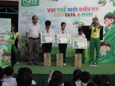 Học sinh thi vẽ tranh và uống sữa Fami