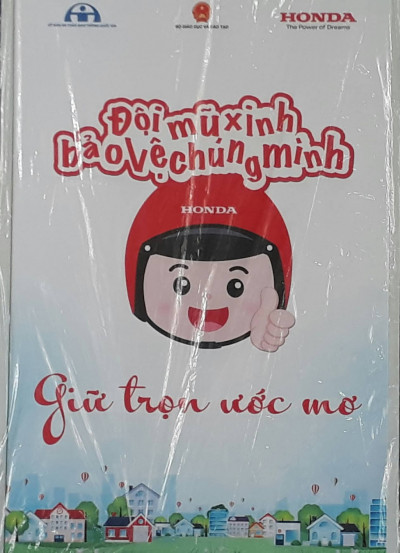 Trao tặng nón bảo hiểm do công ty Honda Việt Nam tài trợ cho học sinh lớp 1