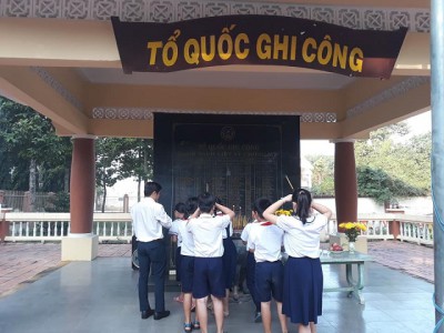 Viếng bia tưởng niệm Anh hùng Liệt sĩ nhân ngày 22 tháng 12 năm 2019
