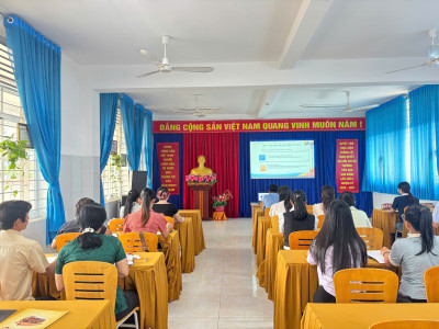 Giáo viên trường Tiểu học Kim Đồng vinh dự đón nhận Bằng khen của Chủ tịch UBND Thành phố Hồ Chí Minh