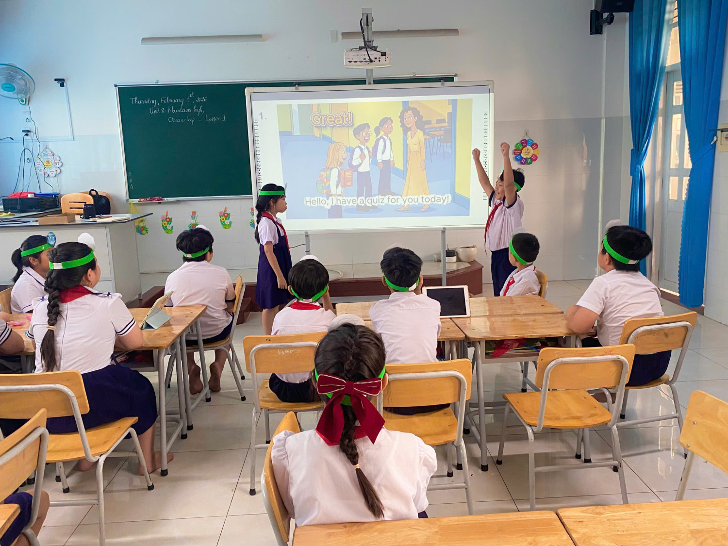 Học sinh xem video đóng vai lồng tiếng cho nhân vật