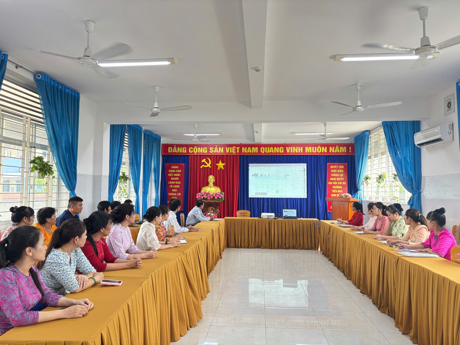 Tập thể CBGV Trường Tiểu học Kim Đồng tham gia tập huấn thí điểm giáo dục trí tuệ nhân tạo