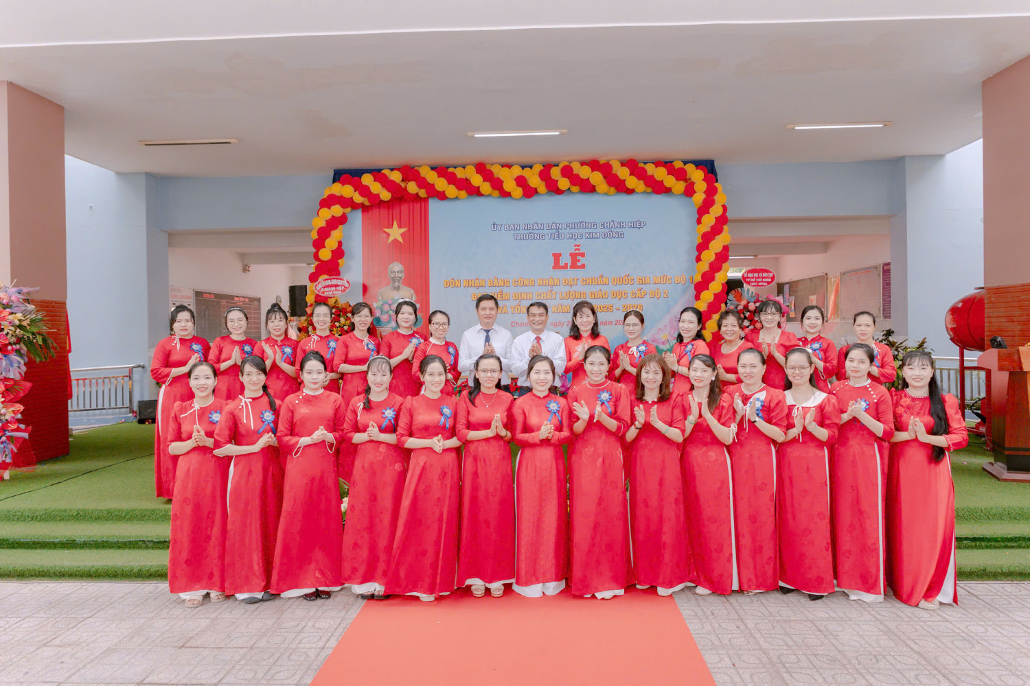Giáo viên trường Tiểu học Kim Đồng vinh dự đón nhận Bằng khen của Chủ tịch UBND Thành phố Hồ Chí Minh