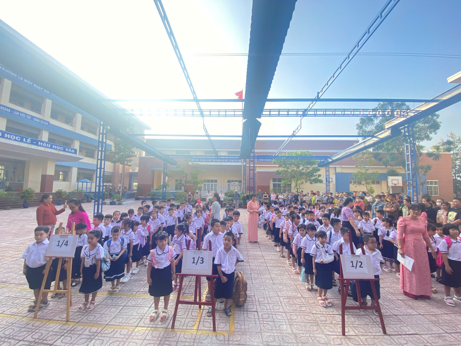 Học sinh lớp 1 Trường Tiểu học Kim Đồng náo nức ngày tựu trường