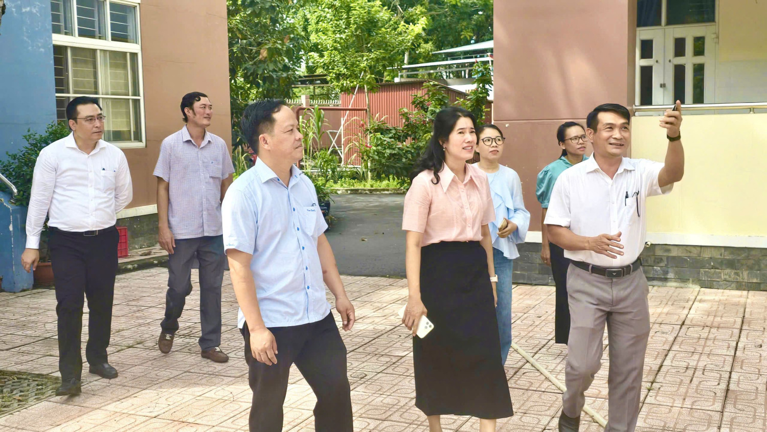 Trường Tiểu học Kim Đồng tiếp đoàn công tác Thường trực Đảng ủy Phường Chánh Hiệp