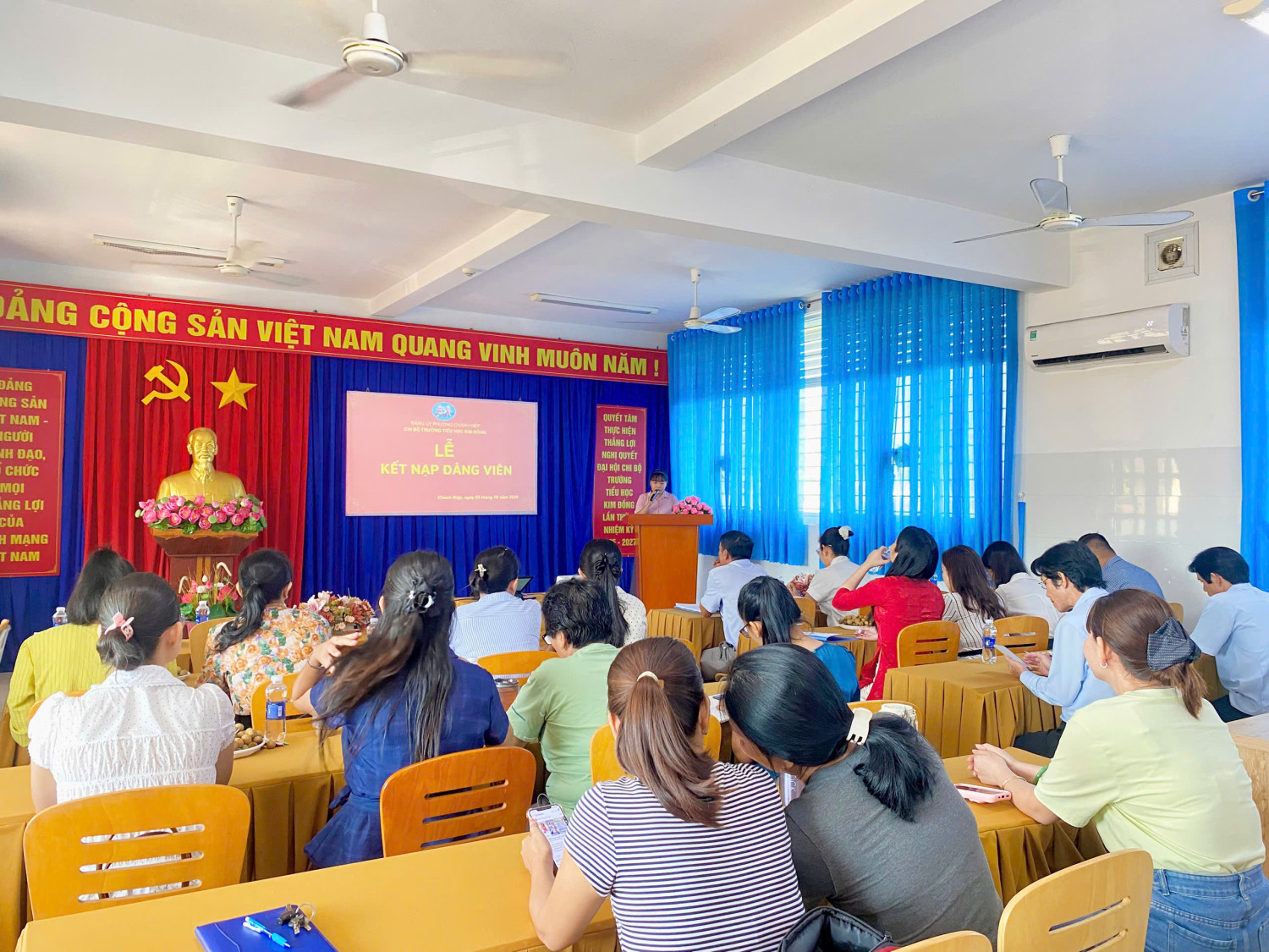 Chi bộ trường Tiểu học Kim Đồng tổ chức Lễ kết nạp Đảng viên