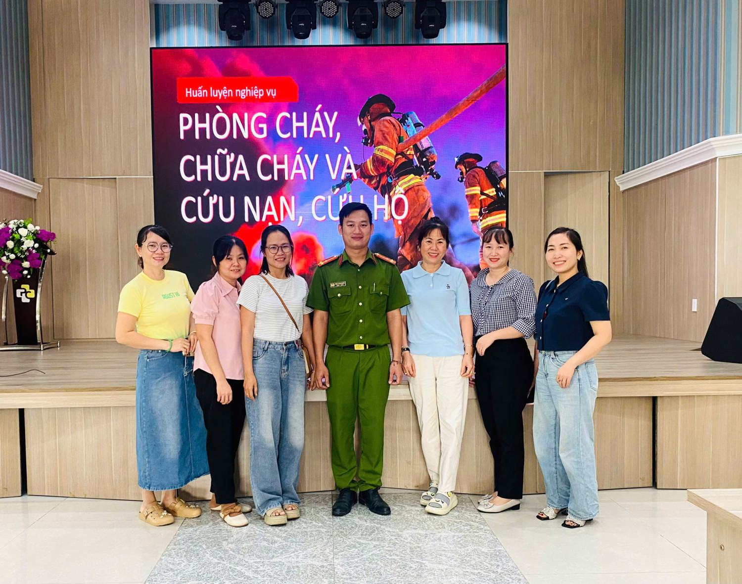 CB-GV-NV Trường Tiểu học Kim Đồng tham gia tập huấn PCCC & CNCH